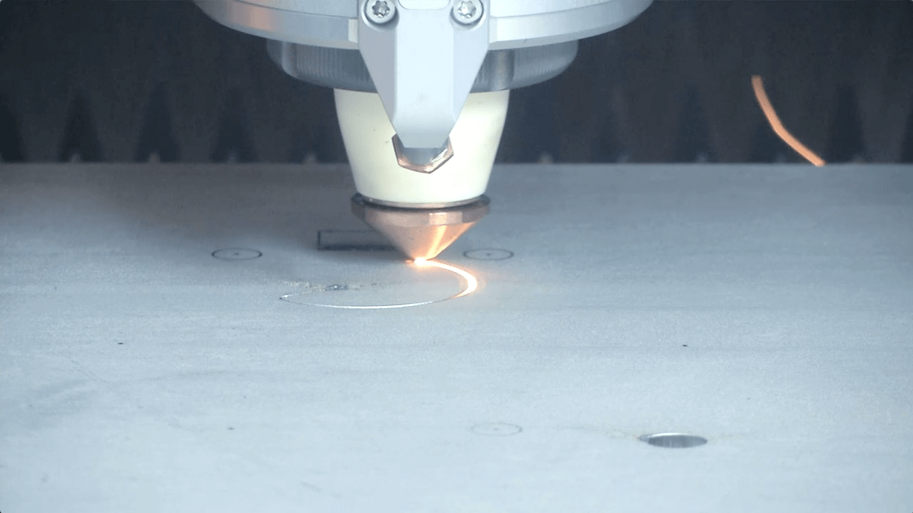 Máquina realizando un corte por láser a una chapa metálica